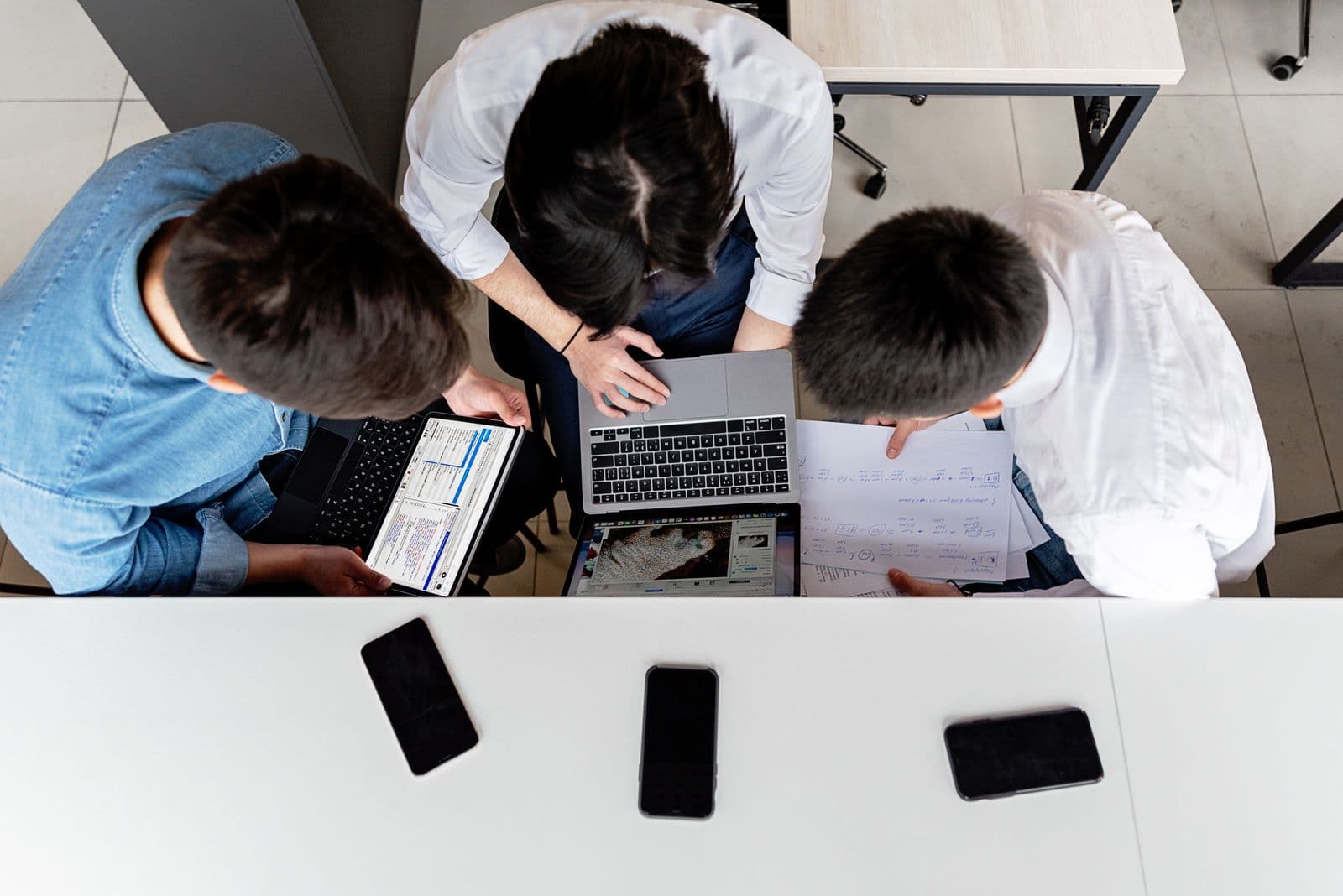 Equipe trabalhando em conjunto com notebooks